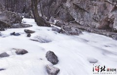 平山驼梁景区现溪水成冰、瀑布成凌景观